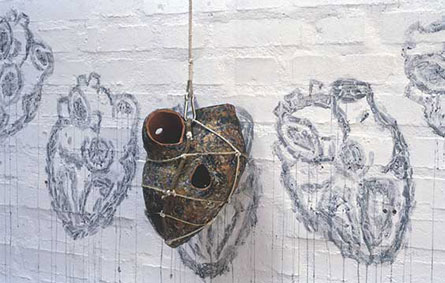 ashes Hanging Heart (Between Tedium and Boredom Abulia-Stertors) Ephemeral Art contemporary visual arts Corazón Suspendido (El Dolor es La Vida), péndulo entre el dolor y el hastío, memoria y olvido Arte Contemporáneo Artes Visuales y Artes Plásticas, Galería Luz y Oficios CPAPD